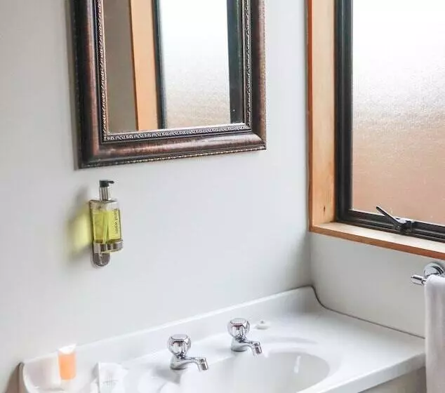 Standard-studio, Pinewood Motels