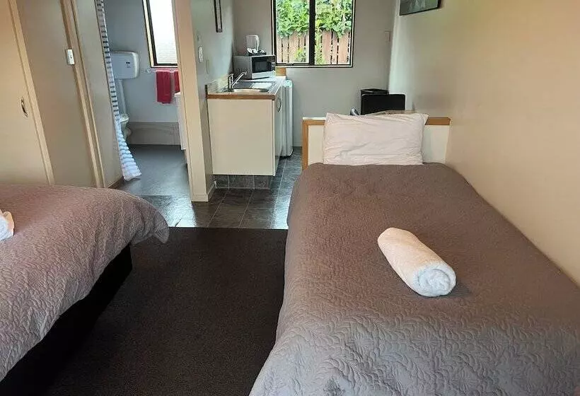 Standard-studio, Pinewood Motels