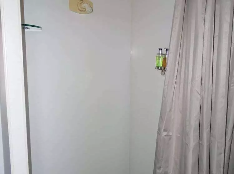 Standard-studio, Pinewood Motels