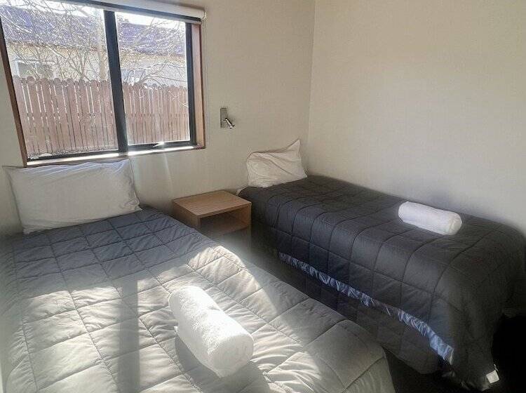 דירת שני חדרים, Pinewood Motels