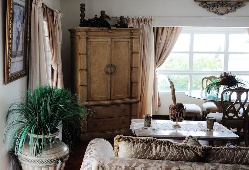 Penthouse Kamer, Beachcombers