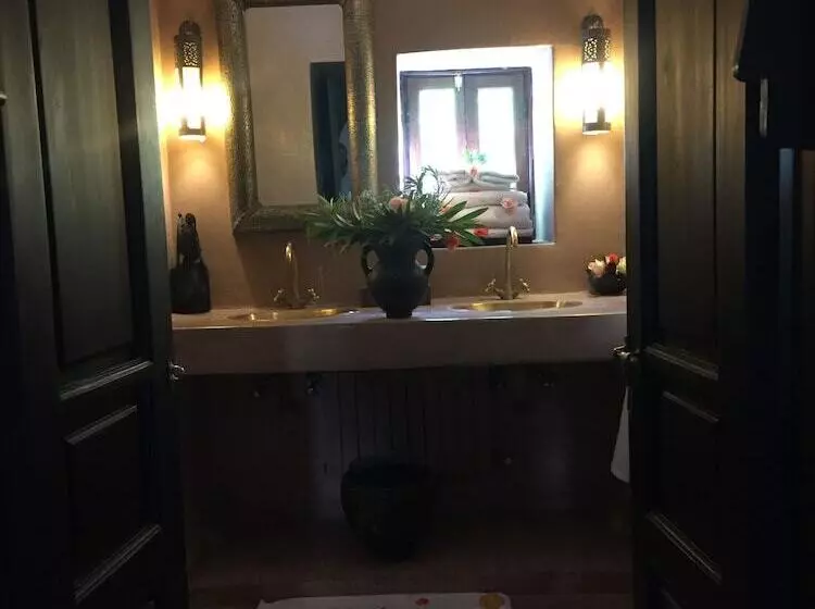 اتاق استاندارد با تراس, The Capaldi Hotel, Restaurant & Spa