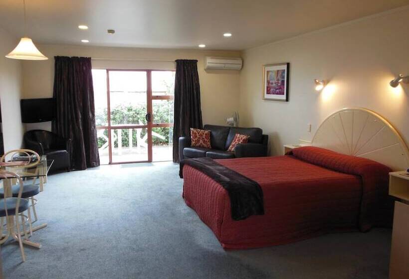 スタンダードスタジオ, Valdez Motor Lodge