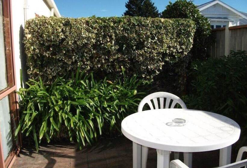 スタンダードスタジオ, Valdez Motor Lodge