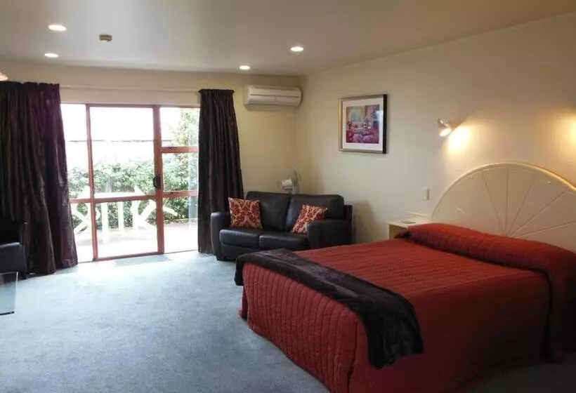 スーペリアスタジオ, Valdez Motor Lodge
