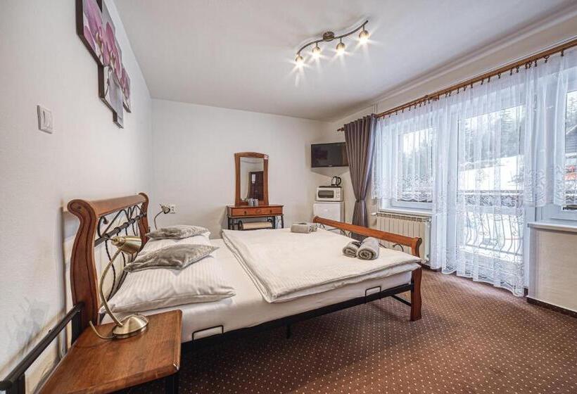 اتاق استاندارد چهارنفره با بالکن, Penzion Katarina