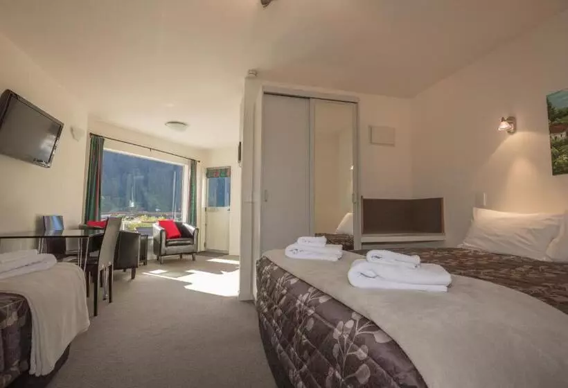 Standard studio with lake view, Caples Court Motel & Apartments