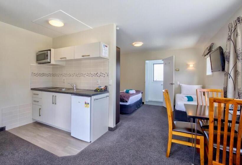 Standard studio with lake view, Caples Court Motel & Apartments