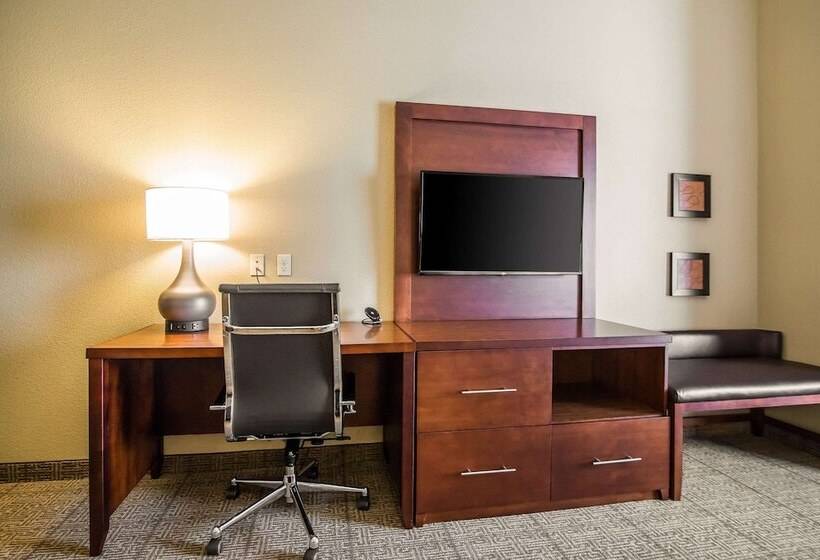Люкс, Comfort Suites   Dodge City