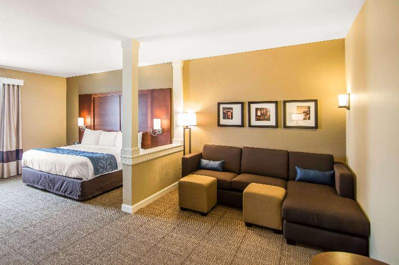 Люкс, Comfort Suites   Dodge City