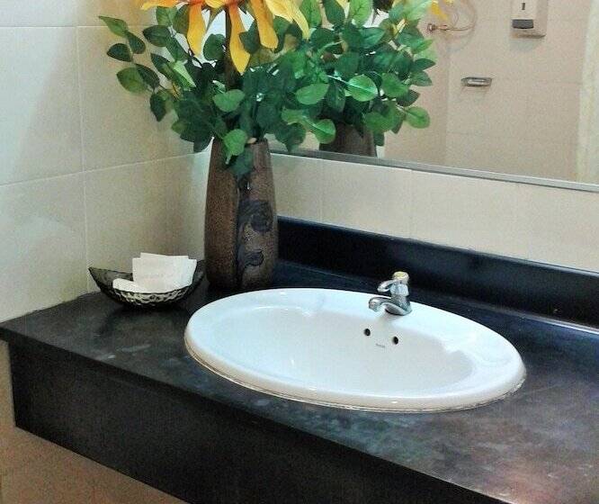 חדר סטנדרט, Jb Central