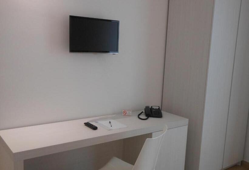 带阳台的三人标准间, Perla Gaia