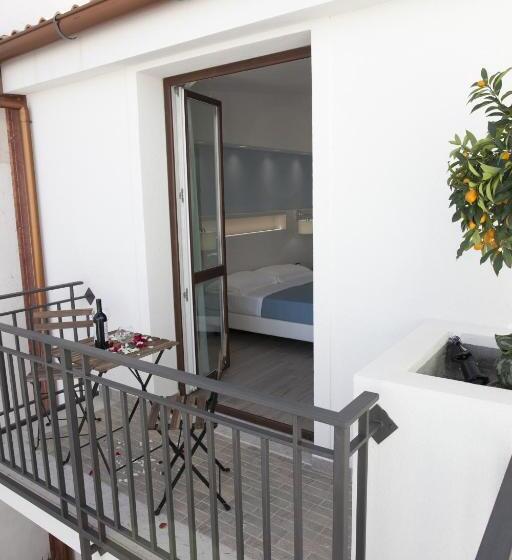 带阳台的三人标准间, Perla Gaia