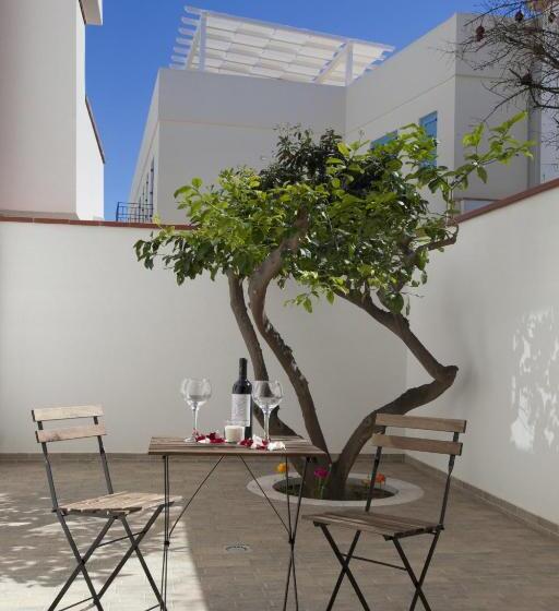 标准间内部标间, Perla Gaia