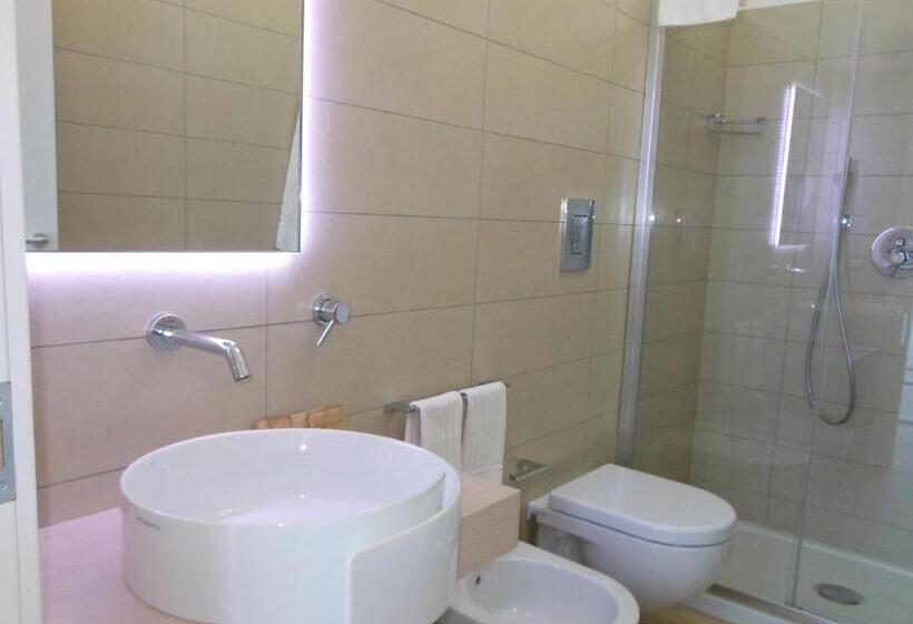 标准间内部标间, Perla Gaia