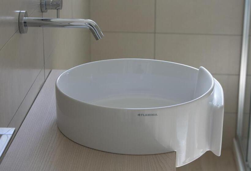 标准间内部标间, Perla Gaia