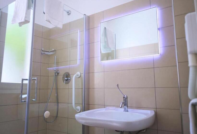 标准间内部标间, Perla Gaia