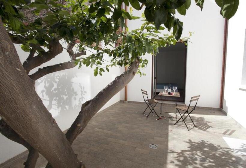 标准间内部标间, Perla Gaia