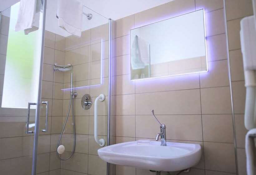 标准间内部标间, Perla Gaia