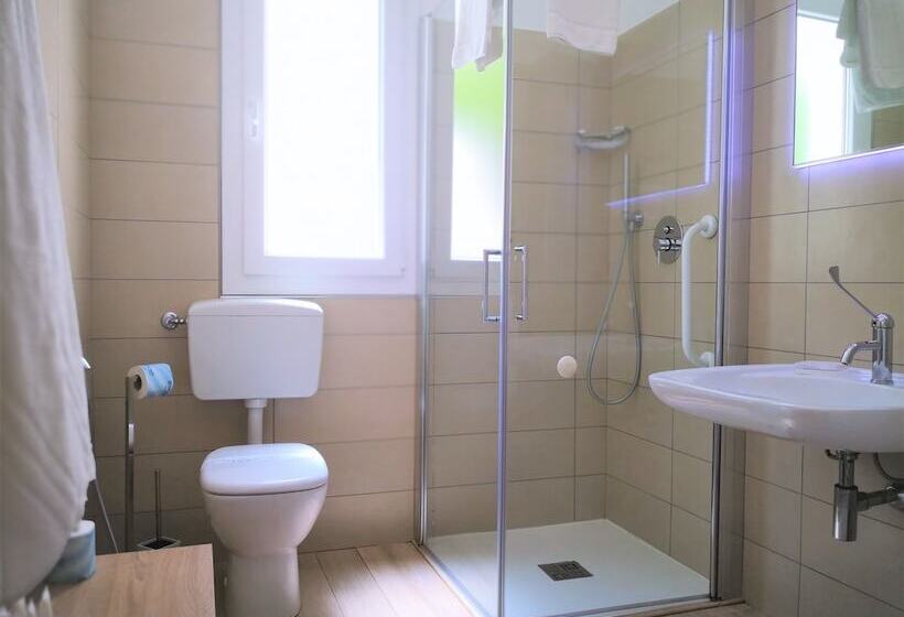 标准间内部标间, Perla Gaia