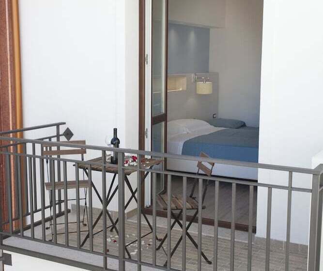 带阳台的三人标准间, Perla Gaia