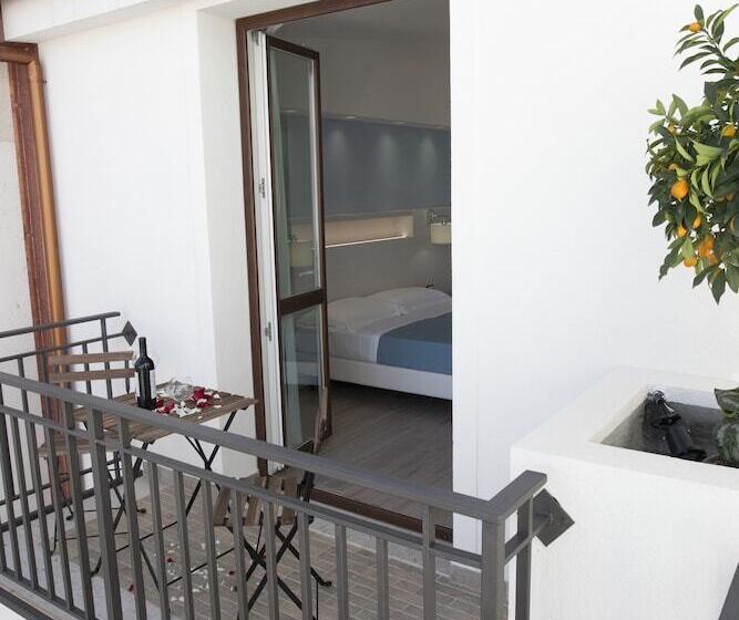 带阳台的三人标准间, Perla Gaia