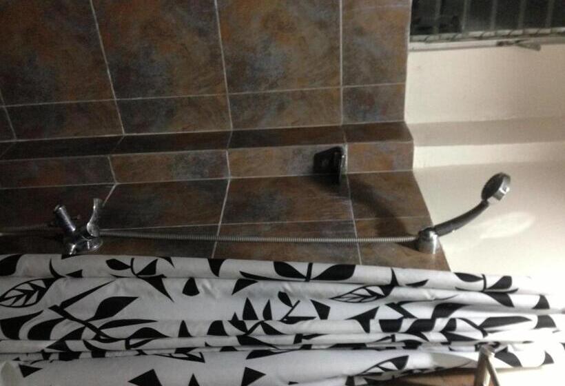 اتاق لوکس, Reyna S The Haven And Gardens