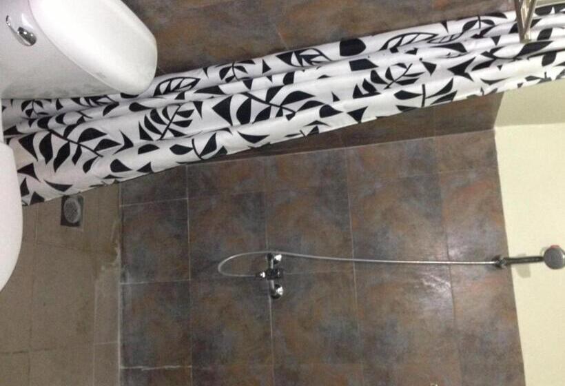 اتاق لوکس, Reyna S The Haven And Gardens