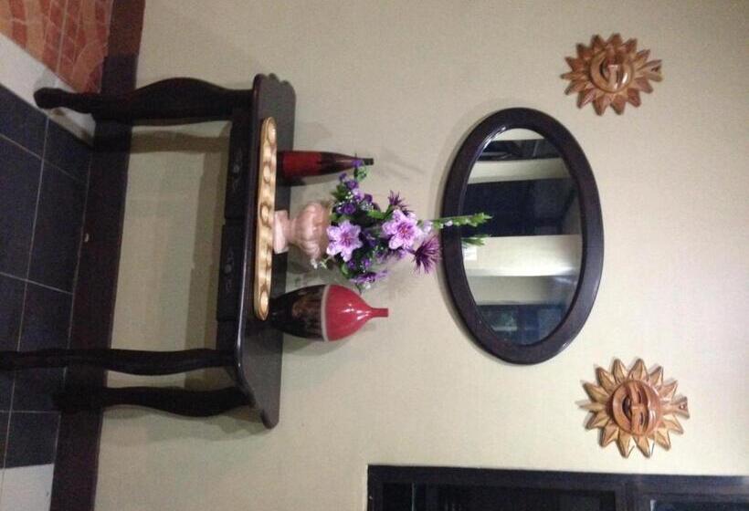 اتاق لوکس خانوادگی, Reyna S The Haven And Gardens