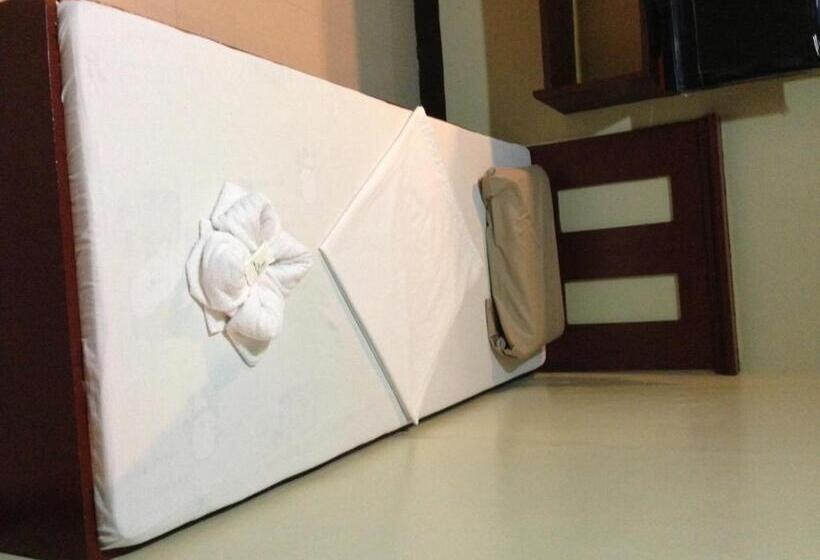 اتاق لوکس خانوادگی, Reyna S The Haven And Gardens