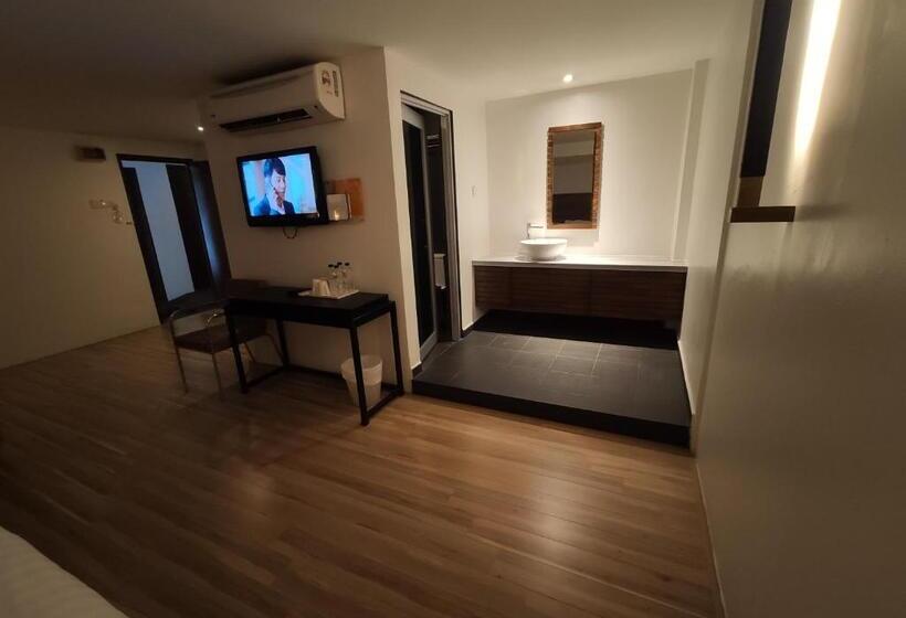 デラックスの4人部屋, T Hotel Tandop