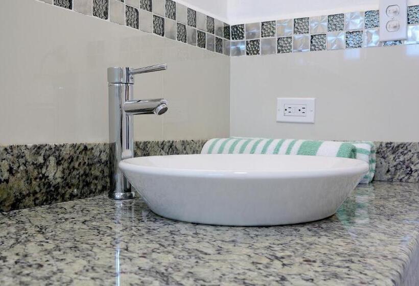 اتاق لوکس با بالکن و چشمانداز دریا, Parrot Cove Lodge