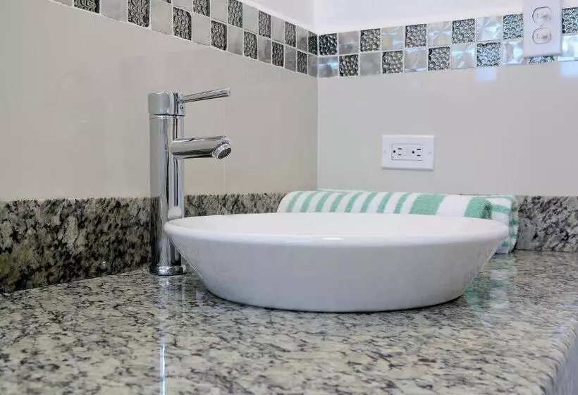 اتاق لوکس با بالکن و چشم‌انداز دریا, Parrot Cove Lodge