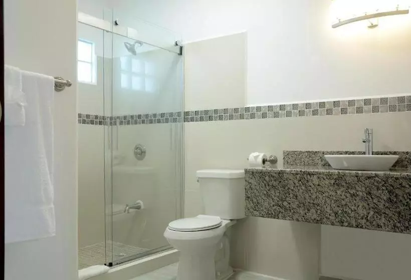 اتاق لوکس با بالکن و چشم‌انداز دریا, Parrot Cove Lodge