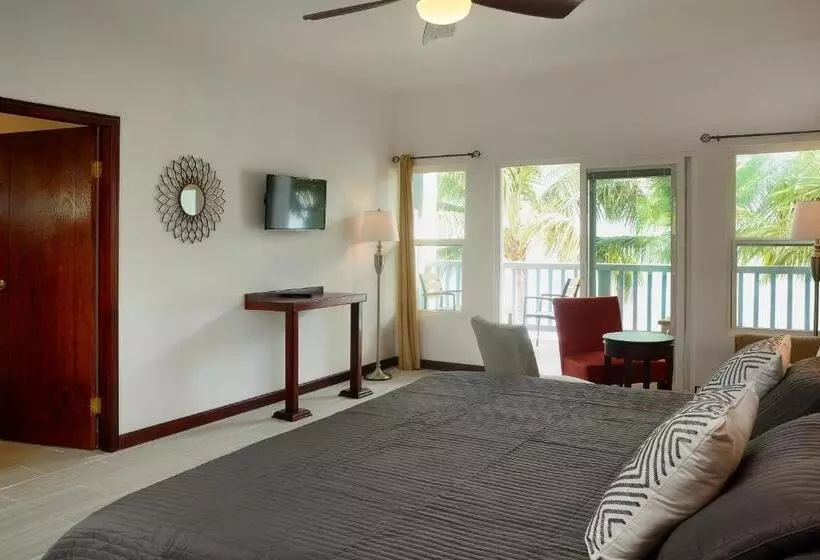 اتاق لوکس با بالکن و چشم‌انداز دریا, Parrot Cove Lodge