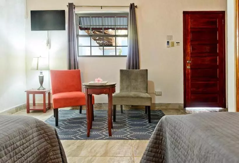 اتاق استاندارد سه تخته با چشم‌انداز استخر, Parrot Cove Lodge