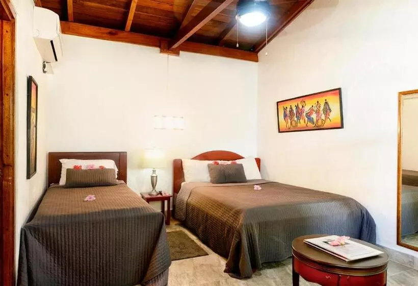 اتاق استاندارد سه تخته با چشم‌انداز استخر, Parrot Cove Lodge