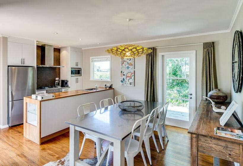 خانه 3 خوابه, The Farmhouse At Mission Estate