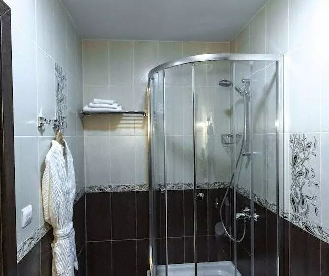 Chambre Standard, Ural Tau