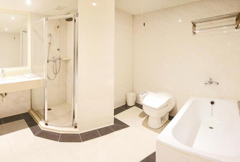 اتاق استاندارد سه نفره, Avenue