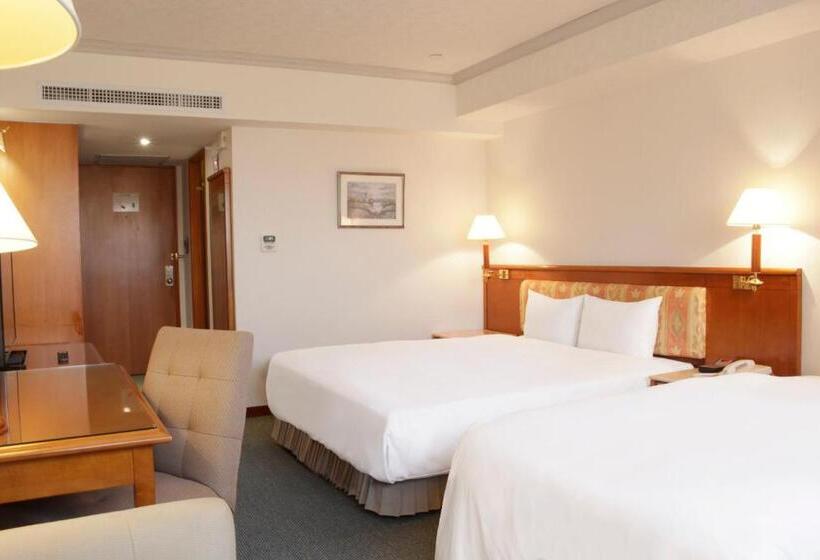 اتاق استاندارد سه نفره, Avenue