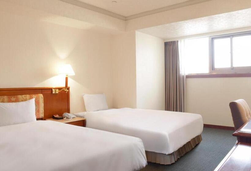 اتاق استاندارد سه نفره, Avenue