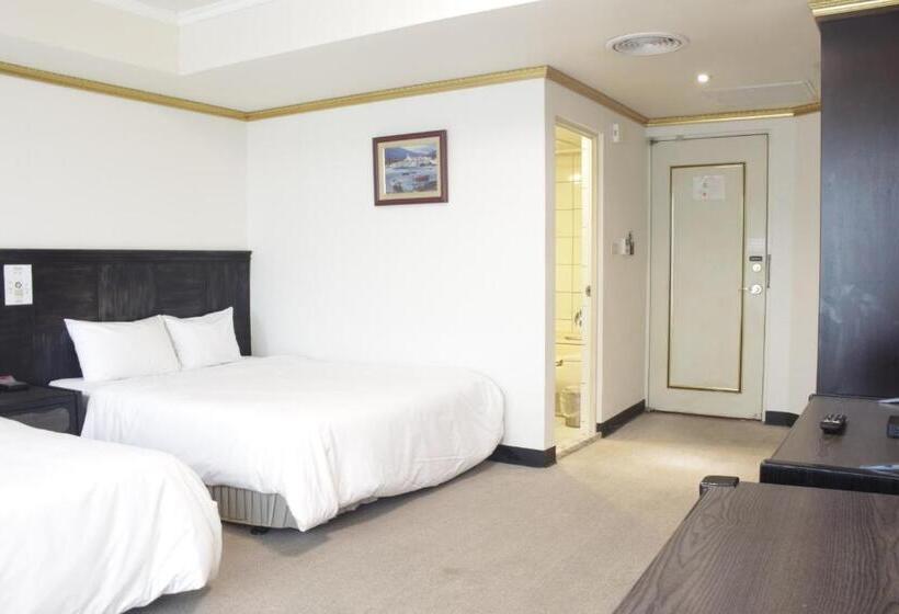 اتاق خانوادگی, Avenue