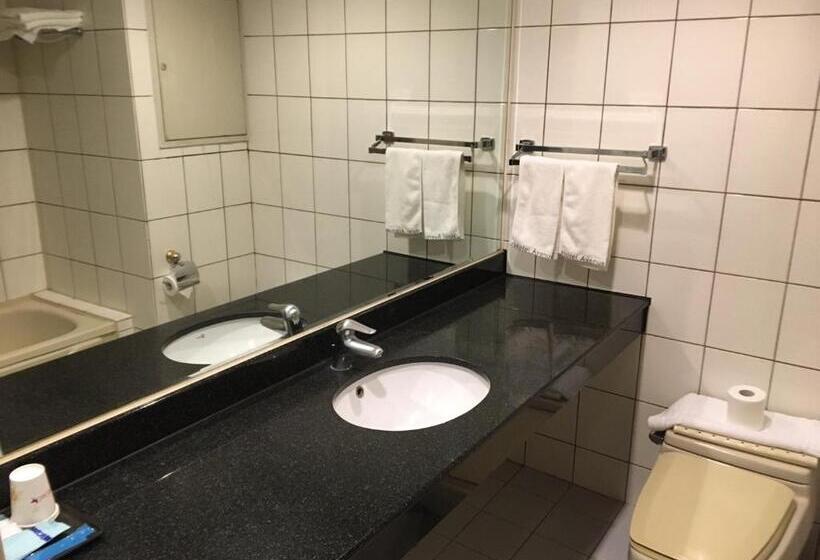 اتاق خانوادگی, Avenue