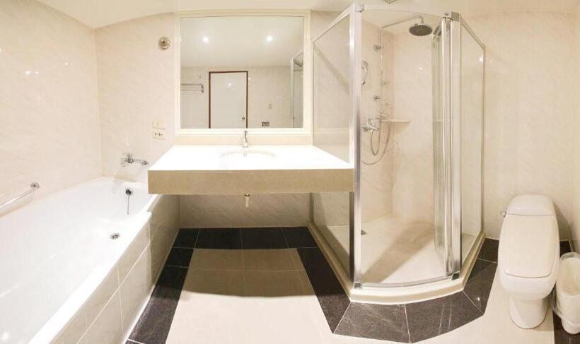 اتاق استاندارد سه نفره, Avenue