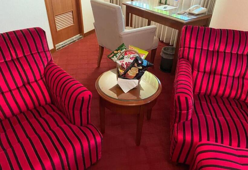 سوییت لوکس, Avenue