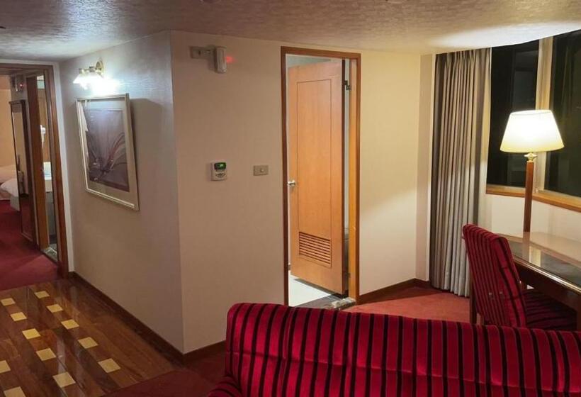 سوییت لوکس, Avenue