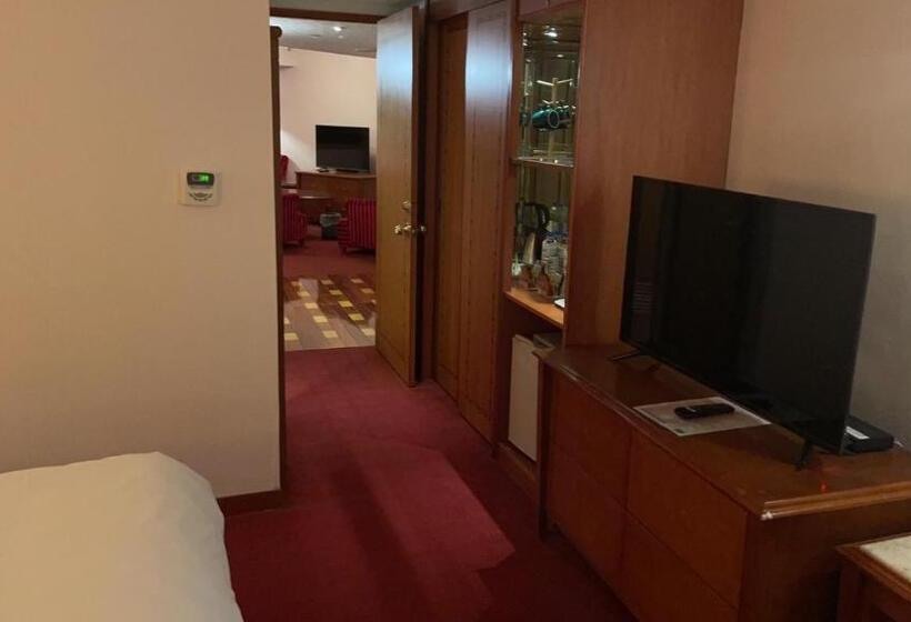 سوییت لوکس, Avenue