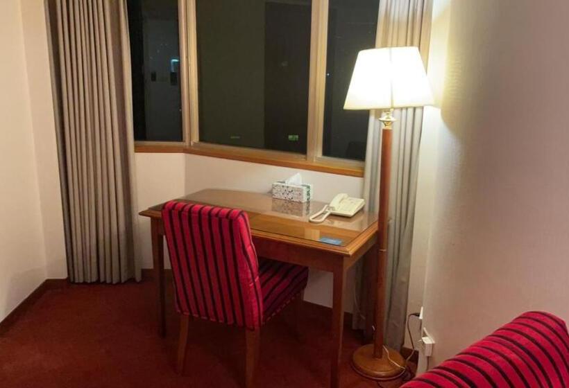 سوییت لوکس, Avenue