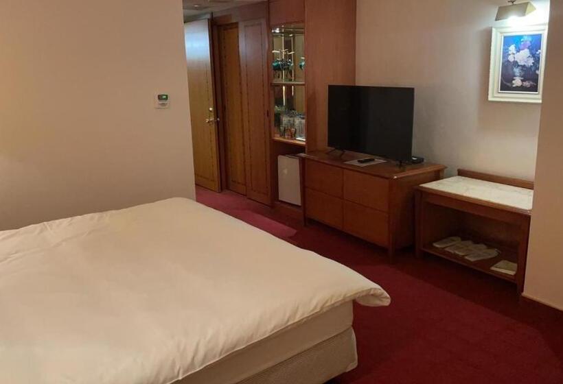 سوییت لوکس, Avenue